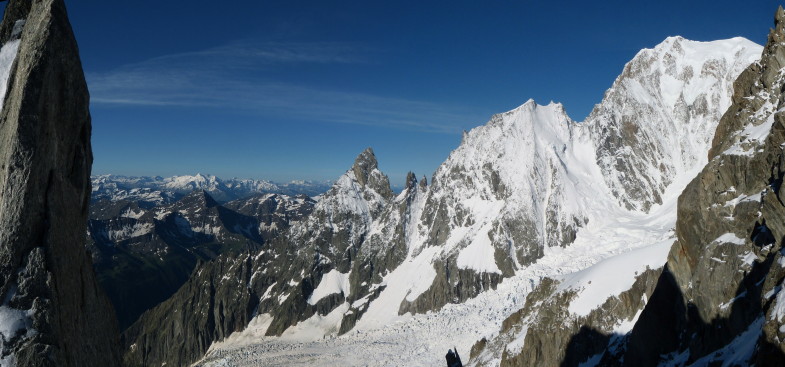 Im Col d`Entreves mit Blick auf Aig. Noire de Peuterey und der gesamte Peuterey Grat mit Mont Blanc de Courmayeur (rechts)