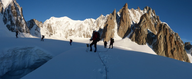 le Grand Capucin rechts der Bildmitte und im Hintergrund Mont Maudit 4465m und links der Mont Blanc 4810m