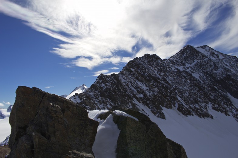 Unser Abstiegsweg, links hinten der Schalfkogel...der Grat einfach mit kompaktem Fels..mit Schnee etwas schwieriger