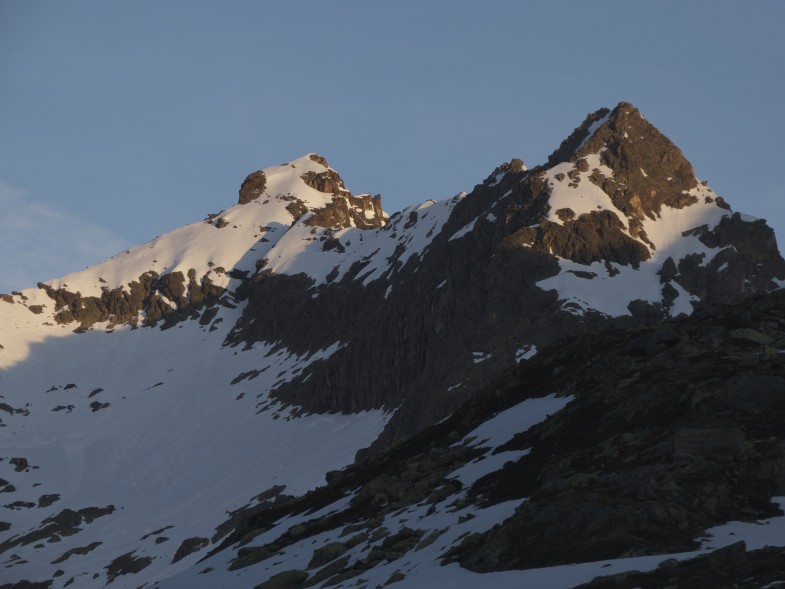Wechnerkogel links den ich nun mit Skiern und zu Fuß bestiegen habe. Rechts vom rechten Gipfel nicht mehr im Bild zu sehen die Wechnerscharte.