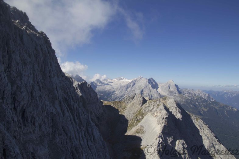 In diese Scharte (sonnenbeschienen) stiegen wir dann wieder auf.